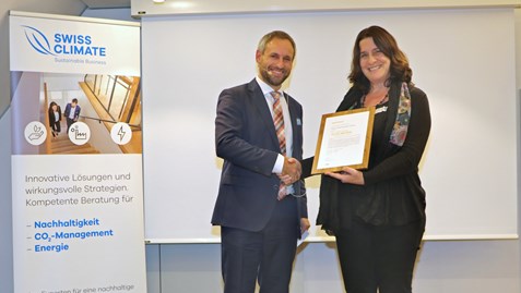 National Environment Manager Monica Lehman bei der Zertifikatsentgegennahme von Swiss Climate CEO Mathias Bürgi
