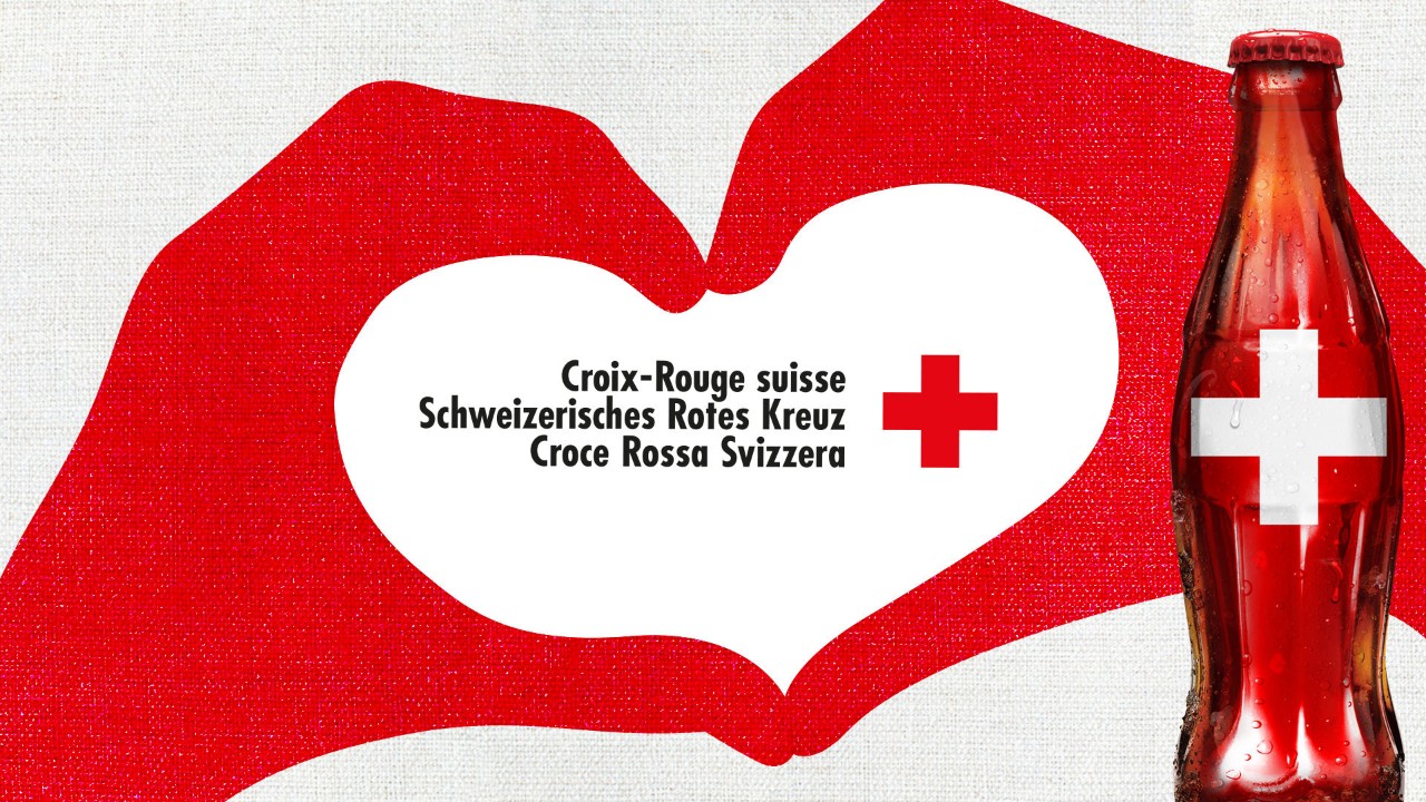 Coca‑Cola Suisse soutient les personnes dans le besoin par un don à la Croix-Rouge suisse.